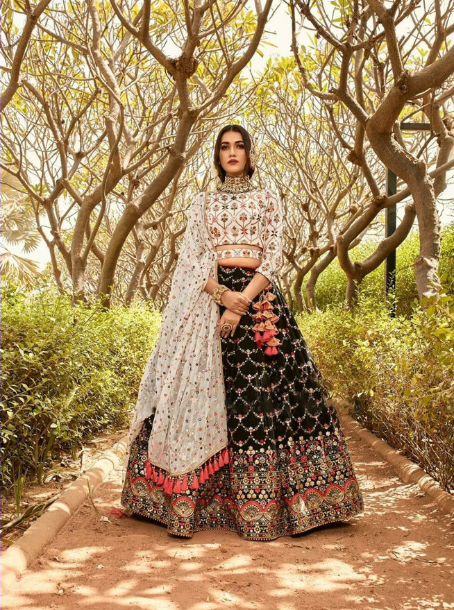 Picture of Heavy Wedding Lehengha With Beautiful Lace Dupatta